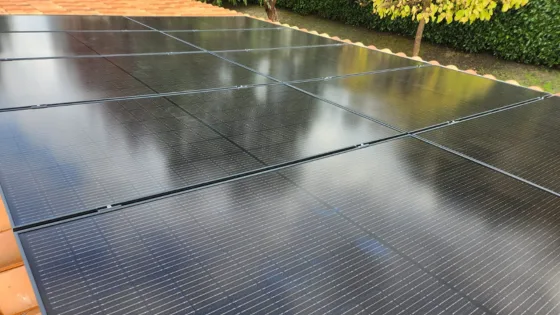 des panneaux solaires monocristallins sur le toit d'une maison