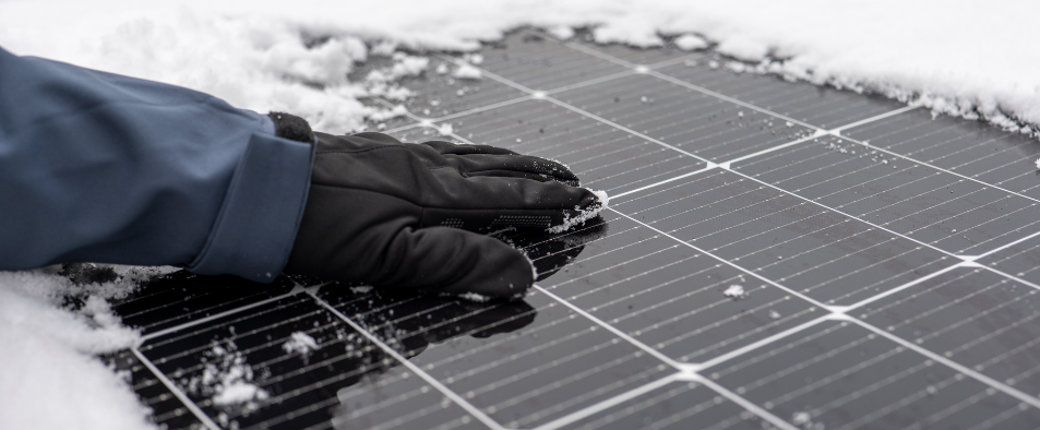 Comment entretenir des panneaux solaires en hiver