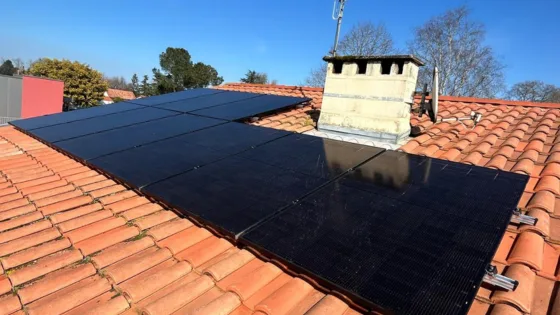 Petite installation solaire sur la toiture d une maison individuelle
