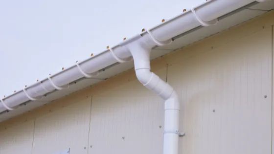 une gouttiere en PVC
