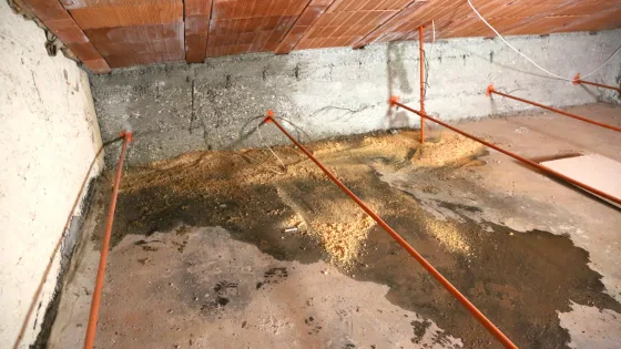 Une infiltration de toiture visible dans les combles