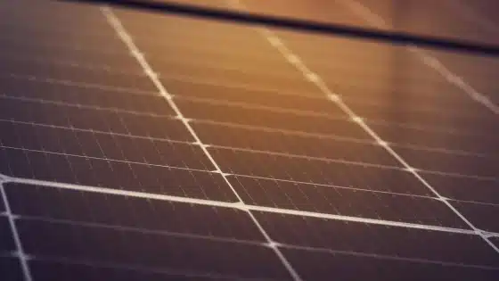 surface d un panneau photovoltaique legerement ensoleille