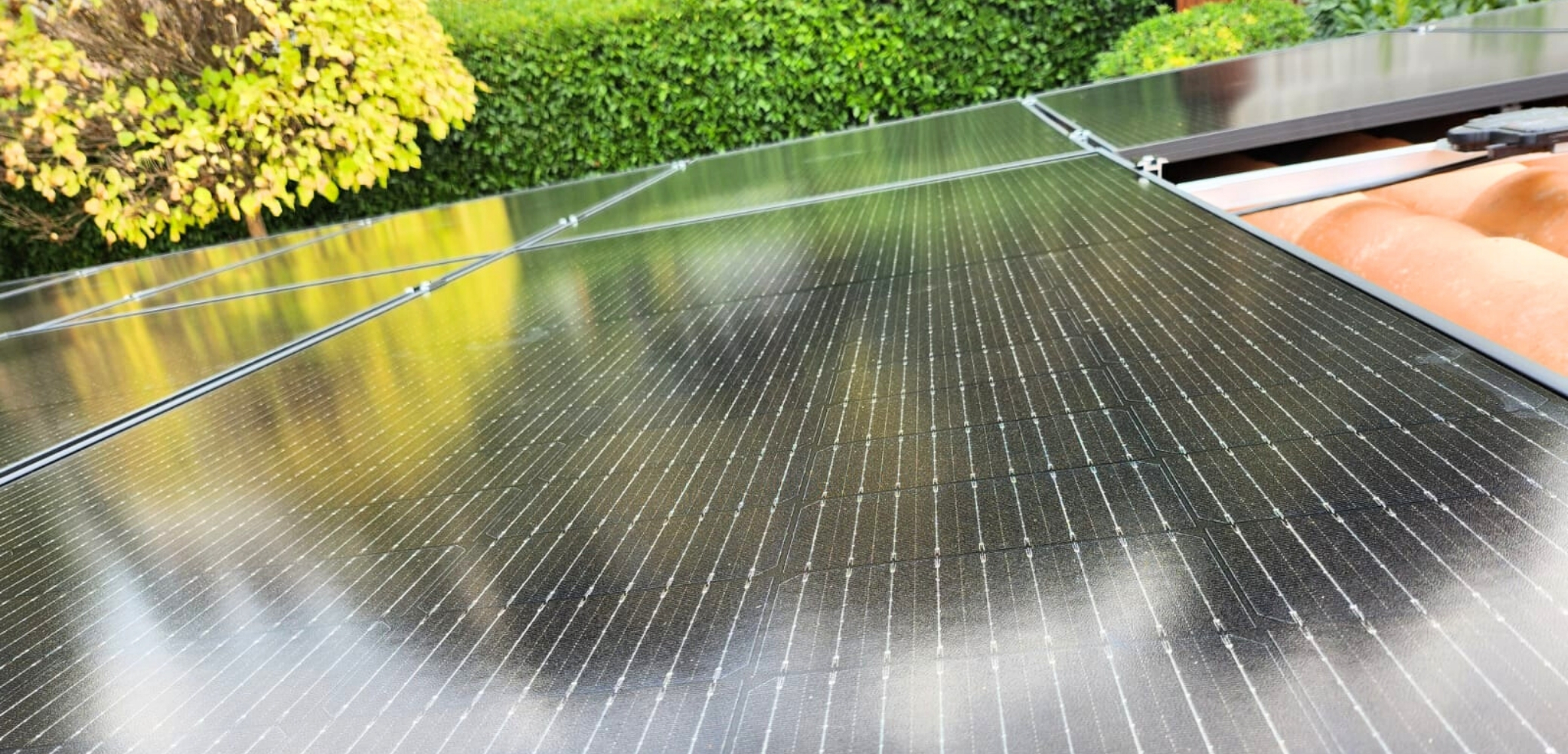 Panneaux solaires monocristallins sur un toit en tuiles